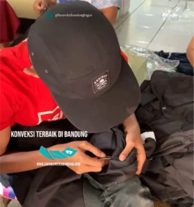 Tim produksi Zaeni Konveksi Bandung sedang memeriksa kualitas jahitan