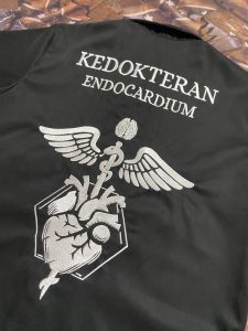 detail bordir komputer presisi pada seragam